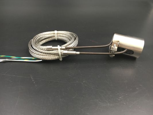 Due che fissano fuori i radiatori di bobina caldi del corridore con la copertura 350W misura la macchina giapponese dell'estrusione