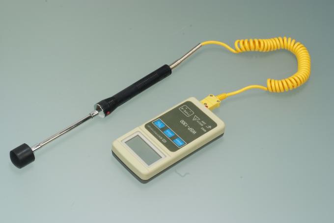 Il sensore di temperatura tenuto in mano della termocoppia/ha inguainato il tipo termocoppia di K